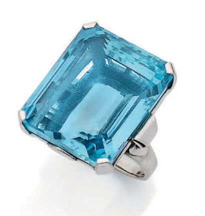 Importante bague en argent (925) centrée...