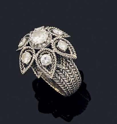 Belle bague fleur en filins torsadés d'or...