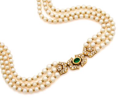 CHAUMET
Collier à trois rangs de perles de...