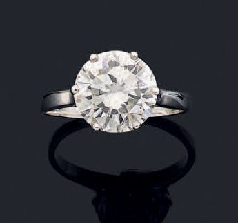 Bague solitaire en platine (850) centrée...