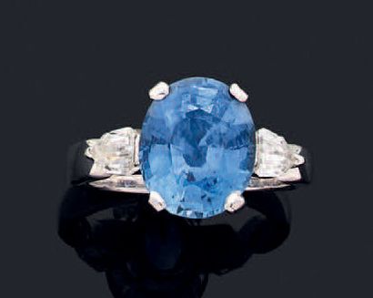 Bague en or gris 750 millièmes, ornée d'un...