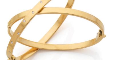 MELLERIO
Bracelet jonc plat ouvrant en or...