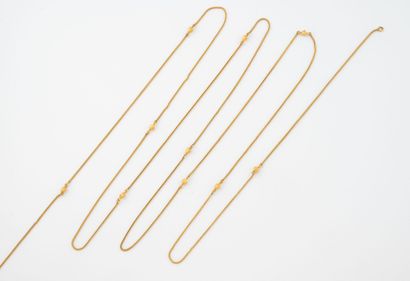 Sautoir in yellow gold (750) featuring a...