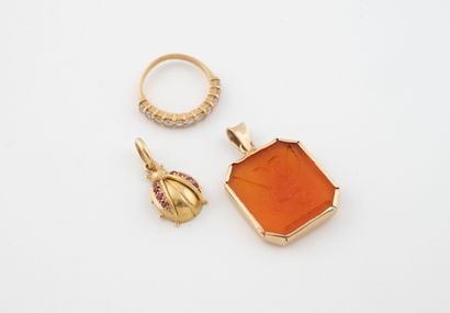 Yellow gold (750) lot including : 
A pendant...