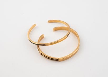 Deux bracelet joncs rigide en or jaune (750)...