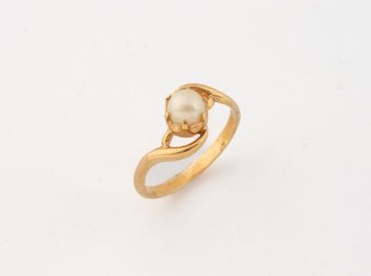 Yellow gold (750) ring set with a claw-set...