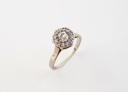 Bague en or gris (750), le chaton octogonal...