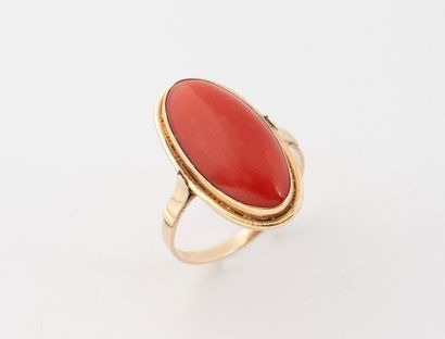 Bague en jaune (585) ornée d'un cabochon...