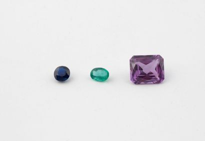 Lot of three stones on paper:
- An emerald-cut...