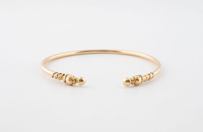 Bracelet jonc ouvert en or jaune (585), les...