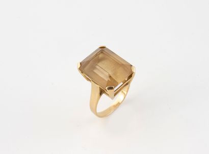 Bague en or jaune (750) ornée d'une citrine...