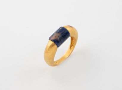 Bague en or jaune (750) retenant un rouleau...