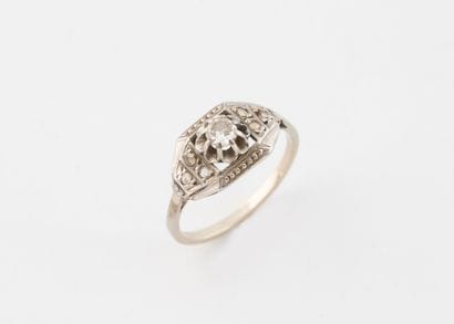 Bague en or gris (750) AC, le chaton octogonal...