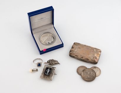 Rectangular silver box (800), slightly curved...