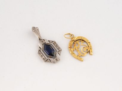 Lot of two pendants including : 
- A yellow...
