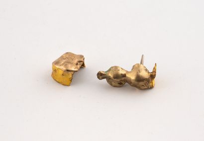 Lot d'or dentaire (750). 
Poids brut : 6.6...