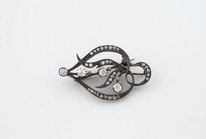Leaf brooch in white gold (585) and silver...