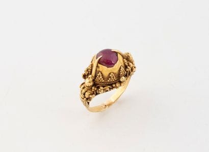 Yellow gold (750) ring set with a ruby cabochon...