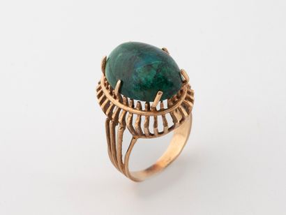 Bague en or jaune (585), la monture ajourée...
