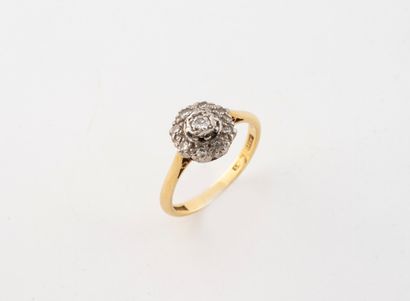 Bague en or jaune (750) et platine (850)...
