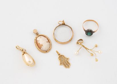 Lot including : 
- A yellow gold (750) ring...