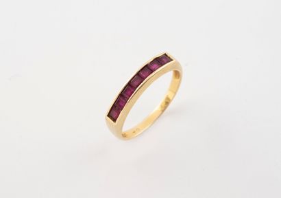 Bague en or jaune (750) ornée d'une rangée...
