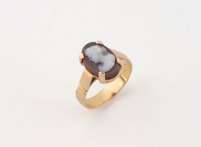Yellow gold (750) ring set with a cameo in...