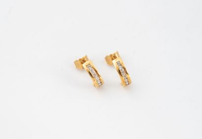 Paire de boucles d'oreilles en or jaune (750)...