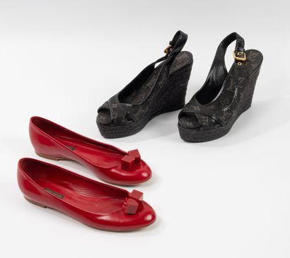 Louis VUITTON
Lot including: 
- Pair of red...