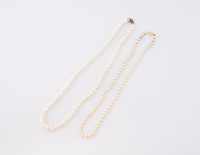 Collier de perles blanches de culture.
Fermoir...