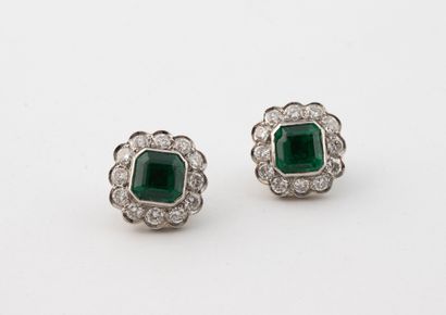 Paire de boucles d'oreilles en or gris (750)...