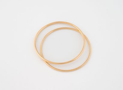 Deux bracelets jonc rigide en or jaune (750).
Poids...