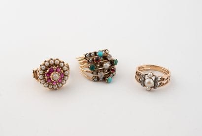 Lot of three rings including: 
- Yellow gold...