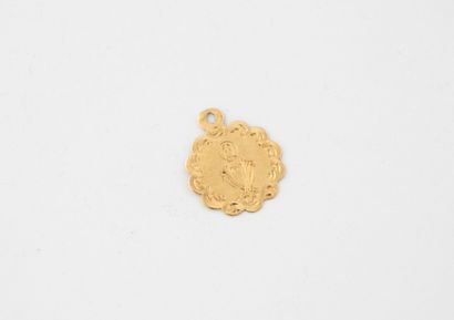Médaille religieuse en or jaune (750) à bord...
