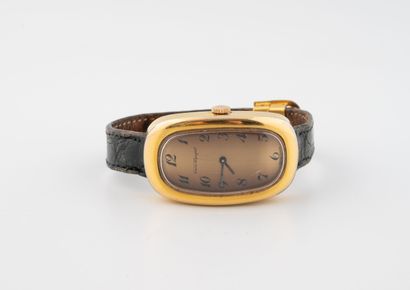 Emile PEQUINET
Ladies' watch in gilt metal.
Oval...