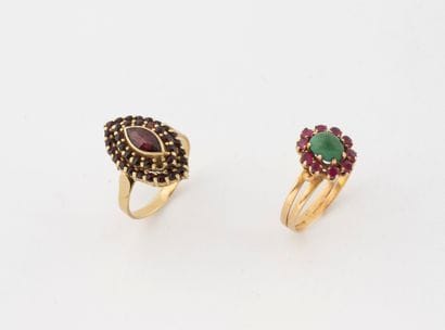 Lot of two yellow gold (750) rings:
- one...