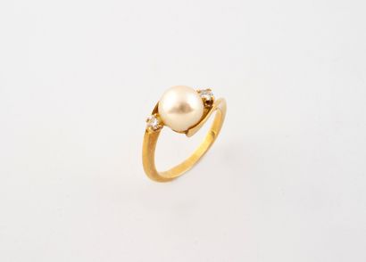 Bague en or jaune (750) ornée d'une perle...