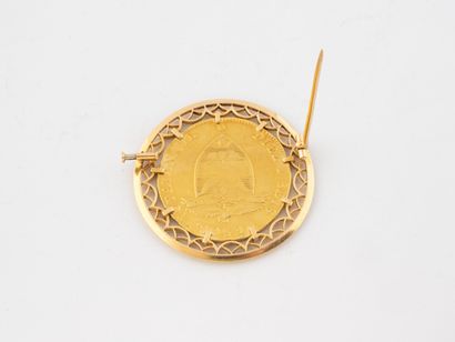 Broche en or jaune (750) ornée d'une pièce...