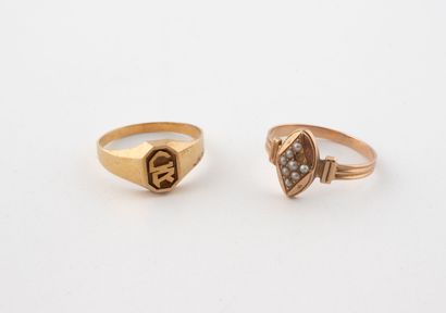 Set of two rings in yellow gold (750), including...