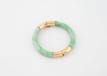 Bracelet en jade, la monture en or jaune...
