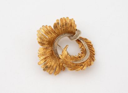 Broche en or jaune et gris (750) formant...