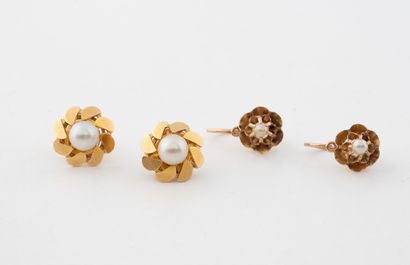 Lot including : 
- A pair of yellow gold...