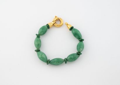 Bracelet composé de perles olives de jade.
Fermoir...