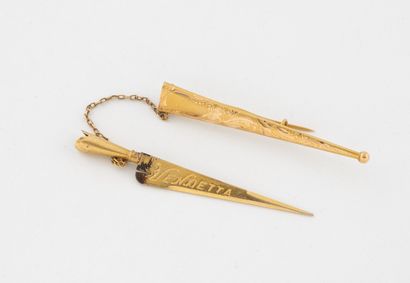 Petite broche en or jaune (750) et argent...