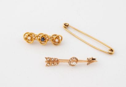 Set in yellow gold (750) AC, comprising a...