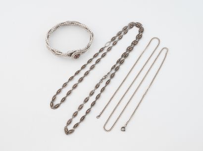Silver lot (800) including:
- A flat mesh...