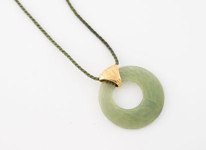 LALIQUE
Collier anneau en verre moulé-pressé...