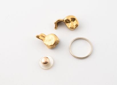 Lot d'or (750) comprenant :
- Une alliance...