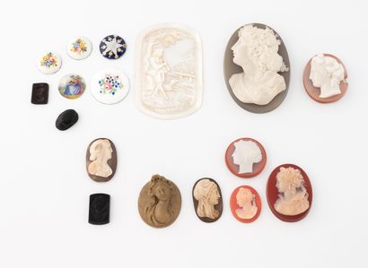 Set of cameos and intaglios in glass, agate,...