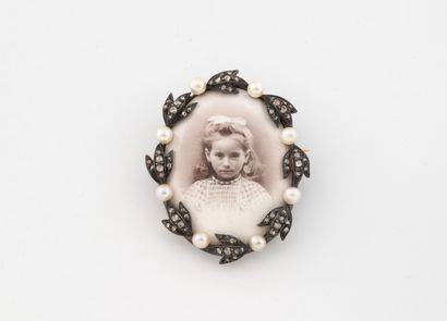Pink gold (750) and silver (800) brooch set...